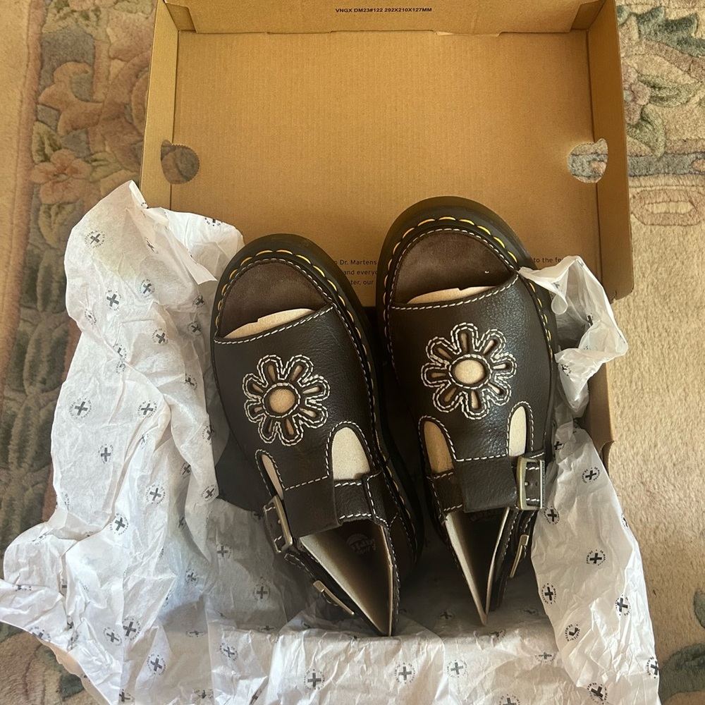 Dr. Martens Brown Dunnet Flower Sandals Size 8 New in Box